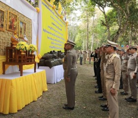 นายพลากร สุวรรณรัฐ องคมนตรี นายกมูลนิธิราชประชานุเคราะห์ฯ ... พารามิเตอร์รูปภาพ 1