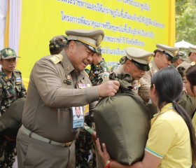 นายพลากร สุวรรณรัฐ องคมนตรี นายกมูลนิธิราชประชานุเคราะห์ฯ ... พารามิเตอร์รูปภาพ 3