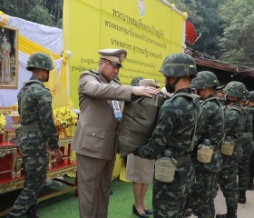 นายพลากร สุวรรณรัฐ องคมนตรี นายกมูลนิธิราชประชานุเคราะห์ฯ ... พารามิเตอร์รูปภาพ 3