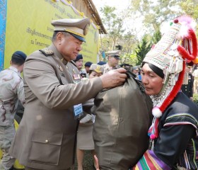 นายพลากร สุวรรณรัฐ องคมนตรี นายกมูลนิธิราชประชานุเคราะห์ฯ ... พารามิเตอร์รูปภาพ 7