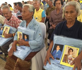 มูลนิธิราชประชานุเคราะห์ในพระบรมราชูปถัมภ์มอบผ้าห่มกันหนาวพระราชทาน ที่อำเภอชุมตาบง และอำเภอแม่เปิน จ.นครสวรรค์ ... Image 6