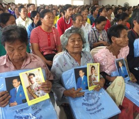 มูลนิธิราชประชานุเคราะห์ในพระบรมราชูปถัมภ์มอบผ้าห่มกันหนาวพระราชทาน ที่อำเภอชุมตาบง และอำเภอแม่เปิน จ.นครสวรรค์ ... Image 11