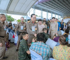 พระบาทสมเด็จพระเจ้าอยู่หัว ทรงพระกรุณาโปรดเกล้าฯ ให้ พลเอก ... พารามิเตอร์รูปภาพ 3