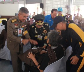 พระบาทสมเด็จพระเจ้าอยู่หัว ทรงพระกรุณาโปรดเกล้าฯ ให้ พลเอก ... พารามิเตอร์รูปภาพ 4