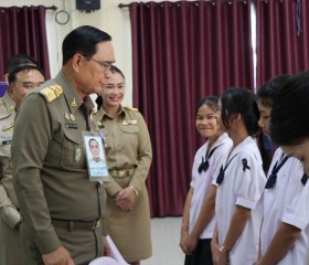 พระบาทสมเด็จพระเจ้าอยู่หัว ทรงพระกรุณาโปรดเกล้าฯ ให้ พลเอก ... พารามิเตอร์รูปภาพ 4
