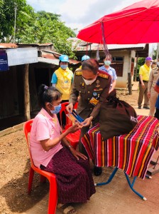 พระบาทสมเด็จพระเจ้าอยู่หัวทรงพระกรุณาโปรดเกล้าโปรดกระหม่อมให้ นายอำพน กิตติอำพน องคมนตรี พลอากาศโท ภักดี แสง-ชูโต เลขาธิการ มูลนิธิราชประชานุเคราะห์ในพระบรมราชูปถัมภ์ เชิญสิ่งของพระราชทาน มอบแก่ประชาชนผู้ประสบอุทกภัย พื้นที่จังหวัดหนองบัวลำภู ... Image 1