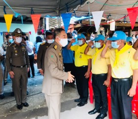 พระบาทสมเด็จพระเจ้าอยู่หัวทรงพระกรุณาโปรดเกล้าโปรดกระหม่อมให้ นายอำพน กิตติอำพน องคมนตรี พลอากาศโท ภักดี แสง-ชูโต เลขาธิการ มูลนิธิราชประชานุเคราะห์ในพระบรมราชูปถัมภ์ เชิญสิ่งของพระราชทาน มอบแก่ประชาชนผู้ประสบอุทกภัย พื้นที่จังหวัดหนองบัวลำภู ... Image 12