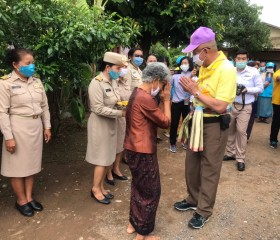 พระบาทสมเด็จพระเจ้าอยู่หัวทรงพระกรุณาโปรดเกล้าโปรดกระหม่อมให้ นายอำพน กิตติอำพน องคมนตรี พลอากาศโท ภักดี แสง-ชูโต เลขาธิการ มูลนิธิราชประชานุเคราะห์ในพระบรมราชูปถัมภ์ เชิญสิ่งของพระราชทาน มอบแก่ประชาชนผู้ประสบอุทกภัย พื้นที่จังหวัดหนองบัวลำภู ... Image 14