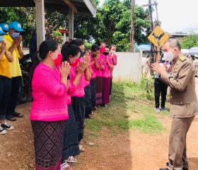 พระบาทสมเด็จพระเจ้าอยู่หัวทรงพระกรุณาโปรดเกล้าโปรดกระหม่อมให้ นายอำพน กิตติอำพน องคมนตรี พลอากาศโท ภักดี แสง-ชูโต เลขาธิการ มูลนิธิราชประชานุเคราะห์ในพระบรมราชูปถัมภ์ เชิญสิ่งของพระราชทาน มอบแก่ประชาชนผู้ประสบอุทกภัย พื้นที่จังหวัดหนองบัวลำภู ... Image 3