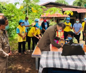 พระบาทสมเด็จพระเจ้าอยู่หัวทรงพระกรุณาโปรดเกล้าโปรดกระหม่อมให้ นายอำพน กิตติอำพน องคมนตรี พลอากาศโท ภักดี แสง-ชูโต เลขาธิการ มูลนิธิราชประชานุเคราะห์ในพระบรมราชูปถัมภ์ เชิญสิ่งของพระราชทาน มอบแก่ประชาชนผู้ประสบอุทกภัย พื้นที่จังหวัดหนองบัวลำภู ... Image 4