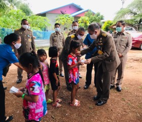 พระบาทสมเด็จพระเจ้าอยู่หัวทรงพระกรุณาโปรดเกล้าโปรดกระหม่อมให้ นายอำพน กิตติอำพน องคมนตรี พลอากาศโท ภักดี แสง-ชูโต เลขาธิการ มูลนิธิราชประชานุเคราะห์ในพระบรมราชูปถัมภ์ เชิญสิ่งของพระราชทาน มอบแก่ประชาชนผู้ประสบอุทกภัย พื้นที่จังหวัดหนองบัวลำภู ... Image 8