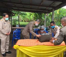 พระบาทสมเด็จพระเจ้าอยู่หัวทรงพระกรุณาโปรดเกล้าโปรดกระหม่อมให้ นายอำพน กิตติอำพน องคมนตรี พลอากาศโท ภักดี แสง-ชูโต เลขาธิการ มูลนิธิราชประชานุเคราะห์ในพระบรมราชูปถัมภ์ เชิญสิ่งของพระราชทาน มอบแก่ประชาชนผู้ประสบอุทกภัย พื้นที่จังหวัดหนองบัวลำภู ... Image 10