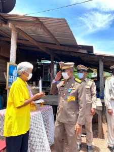 พระบาทสมเด็จพระเจ้าอยู่หัวทรงพระกรุณาโปรดเกล้าโปรดกระหม่อมให้ พลเอกเฉลิมชัย สิทธิสาท องคมนตรี ร่วมกับมูลนิธิราชประชานุเคราะห์ในพระบรมราชูปถัมภ์ เชิญสิ่งของพระราชทาน มอบแก่ประชาชนผู้ประสบอุทกภัย พื้นที่จังหวัดอุตรดิตถ์ ... Image 1