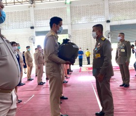 พระบาทสมเด็จพระเจ้าอยู่หัวทรงพระกรุณาโปรดเกล้าโปรดกระหม่อมให้ พลเอกเฉลิมชัย สิทธิสาท องคมนตรี ร่วมกับมูลนิธิราชประชานุเคราะห์ในพระบรมราชูปถัมภ์ เชิญสิ่งของพระราชทาน มอบแก่ประชาชนผู้ประสบอุทกภัย พื้นที่จังหวัดอุตรดิตถ์ ... Image 4