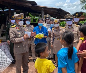 พระบาทสมเด็จพระเจ้าอยู่หัวทรงพระกรุณาโปรดเกล้าโปรดกระหม่อมให้ พลเอกเฉลิมชัย สิทธิสาท องคมนตรี ร่วมกับมูลนิธิราชประชานุเคราะห์ในพระบรมราชูปถัมภ์ เชิญสิ่งของพระราชทาน มอบแก่ประชาชนผู้ประสบอุทกภัย พื้นที่จังหวัดอุตรดิตถ์ ... Image 7