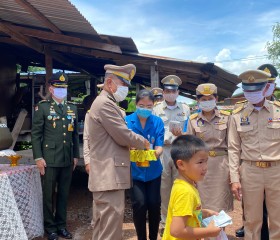 พระบาทสมเด็จพระเจ้าอยู่หัวทรงพระกรุณาโปรดเกล้าโปรดกระหม่อมให้ พลเอกเฉลิมชัย สิทธิสาท องคมนตรี ร่วมกับมูลนิธิราชประชานุเคราะห์ในพระบรมราชูปถัมภ์ เชิญสิ่งของพระราชทาน มอบแก่ประชาชนผู้ประสบอุทกภัย พื้นที่จังหวัดอุตรดิตถ์ ... Image 8