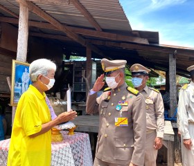 พระบาทสมเด็จพระเจ้าอยู่หัวทรงพระกรุณาโปรดเกล้าโปรดกระหม่อมให้ พลเอกเฉลิมชัย สิทธิสาท องคมนตรี ร่วมกับมูลนิธิราชประชานุเคราะห์ในพระบรมราชูปถัมภ์ เชิญสิ่งของพระราชทาน มอบแก่ประชาชนผู้ประสบอุทกภัย พื้นที่จังหวัดอุตรดิตถ์ ... Image 9