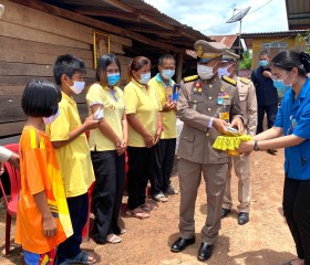 พระบาทสมเด็จพระเจ้าอยู่หัวทรงพระกรุณาโปรดเกล้าโปรดกระหม่อมให้ พลเอกเฉลิมชัย สิทธิสาท องคมนตรี ร่วมกับมูลนิธิราชประชานุเคราะห์ในพระบรมราชูปถัมภ์ เชิญสิ่งของพระราชทาน มอบแก่ประชาชนผู้ประสบอุทกภัย พื้นที่จังหวัดอุตรดิตถ์ ... Image 10