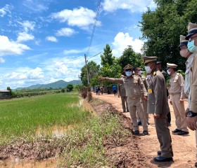 พระบาทสมเด็จพระเจ้าอยู่หัวทรงพระกรุณาโปรดเกล้าโปรดกระหม่อมให้ พลเอกเฉลิมชัย สิทธิสาท องคมนตรี ร่วมกับมูลนิธิราชประชานุเคราะห์ในพระบรมราชูปถัมภ์ เชิญสิ่งของพระราชทาน มอบแก่ประชาชนผู้ประสบอุทกภัย พื้นที่จังหวัดอุตรดิตถ์ ... Image 11