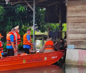 พลเรือเอก พงษ์เทพ หนูเทพ องคมนตรี เชิญสิ่งของพระราชทาน ... Image 3