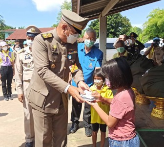 พลเรือเอก พงษ์เทพ หนูเทพ องคมนตรี เชิญสิ่งของพระราชทาน ... Image 1