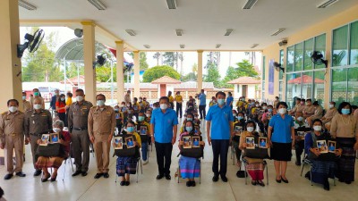 มอบสิ่งของพระราชทานผู้ประสบวาตภัย จังหวัดเชียงราย Image 1