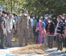 นายพลากร สุวรรณรัฐ องคมนตรี มอบถุงพระราชทานให้แก่ราษฎร ... Image 6