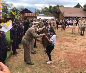 นายพลากร สุวรรณรัฐ องคมนตรี มอบถุงพระราชทานให้แก่ราษฎร ... Image 9