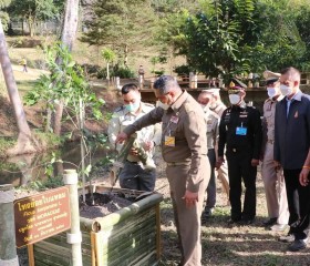 นายพลากร สุวรรณรัฐ องคมนตรี มอบถุงพระราชทานให้แก่ราษฎร ... Image 2