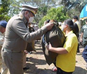 นายพลากร สุวรรณรัฐ องคมนตรี มอบถุงพระราชทานให้แก่ราษฎร ... Image 10