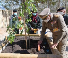 นายพลากร สุวรรณรัฐ องคมนตรี มอบถุงพระราชทานให้แก่ราษฎร ... Image 20