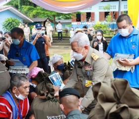 องคมนตรี เป็นประธานในพิธีมอบสิ่งของพระราชทาน ... Image 3