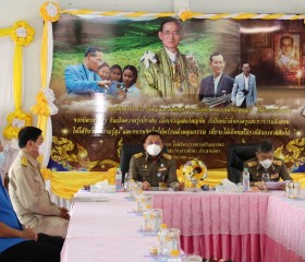 องคมนตรี เดินทางไปเป็นประธานพิธีมอบสิ่งของพระราชทาน ... Image 1