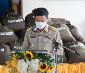 องคมนตรี เดินทางไปเป็นประธานพิธีมอบสิ่งของพระราชทาน ... Image 4