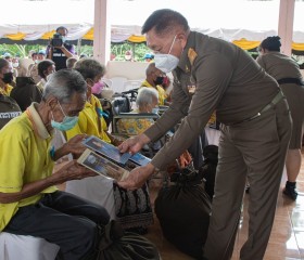 องคมนตรี เดินทางไปเป็นประธานพิธีมอบสิ่งของพระราชทาน ... Image 8