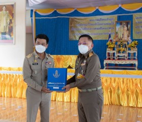 องคมนตรี เดินทางไปเป็นประธานพิธีมอบสิ่งของพระราชทาน ... Image 10