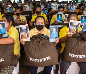 องคมนตรี เดินทางไปเป็นประธานพิธีมอบสิ่งของพระราชทาน ... Image 13