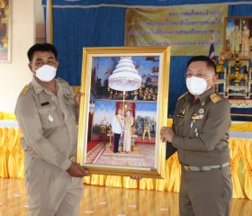 องคมนตรี เดินทางไปเป็นประธานพิธีมอบสิ่งของพระราชทาน ... Image 14