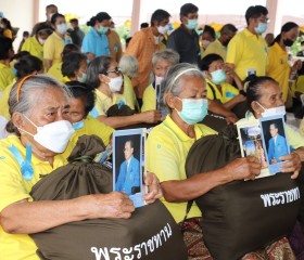 องคมนตรี เดินทางไปเป็นประธานพิธีมอบสิ่งของพระราชทาน ... Image 17