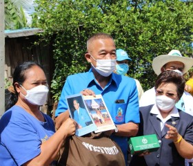 มอบสิ่งของพระราชทานแก่ประชาชนผู้ประสบภัยจังหวัดเพชรบูรณ์ ... Image 1