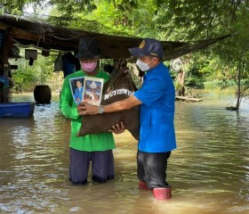 มอบสิ่งของพระราชทานแก่ประชาชนผู้ประสบภัยจังหวัดเพชรบูรณ์ ... Image 3