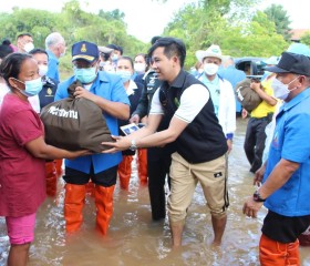 มอบสิ่งของพระราชทานแก่ประชาชนผู้ประสบภัยจังหวัดเพชรบูรณ์ ... Image 4