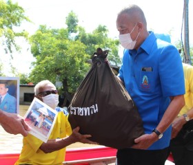 มอบสิ่งของพระราชทานแก่ประชาชนผู้ประสบภัยจังหวัดเพชรบูรณ์ ... Image 2