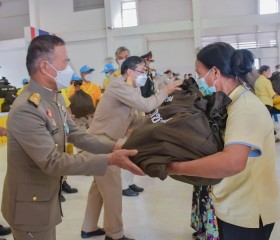 พลเอก ไพบูลย์ คุ้มฉายา องคมนตรี เชิญสิ่งของพระราชทาน ... พารามิเตอร์รูปภาพ 4