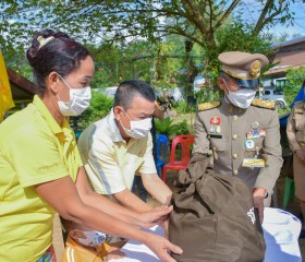 พลเอก ไพบูลย์ คุ้มฉายา องคมนตรี เชิญสิ่งของพระราชทาน ... พารามิเตอร์รูปภาพ 6