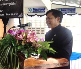 นำถุงยังชีพพระราชทาน ไปมอบให้แก่ราษฎรที่ประสบอุทกภัย ... Image 2