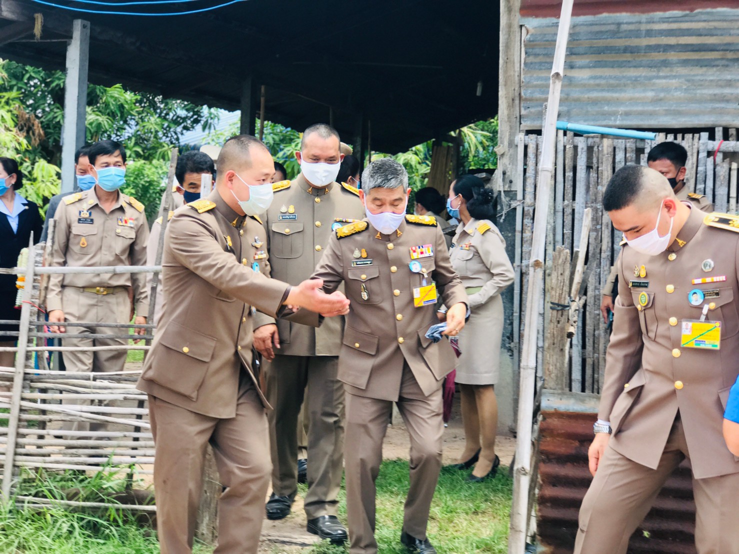 มอบสิ่งของพระราชทาน ในพื้นที่จังหวัดศรีส 17