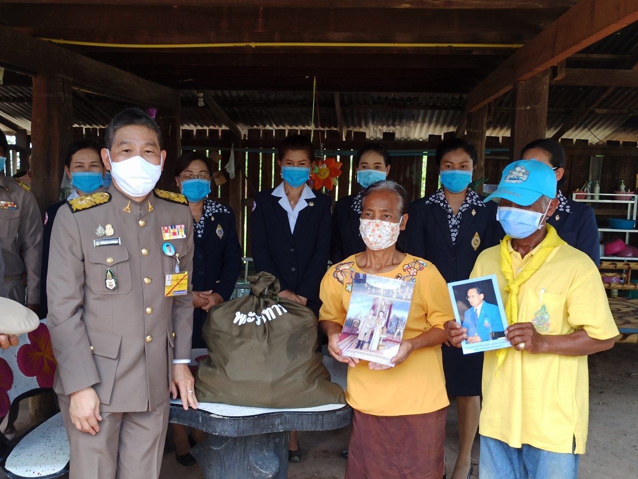 มอบสิ่งของพระราชทาน ในพื้นที่จังหวัดศรีส 39