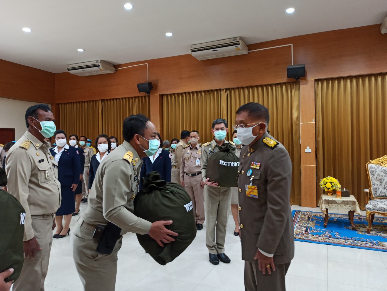 มอบสิ่งของพระราชทานอุทกภัยในพื้นที่จังห 16